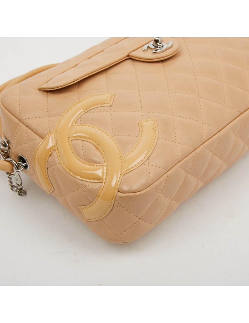 Sac caméra CHANEL cuir d'agneau beige matelassé 