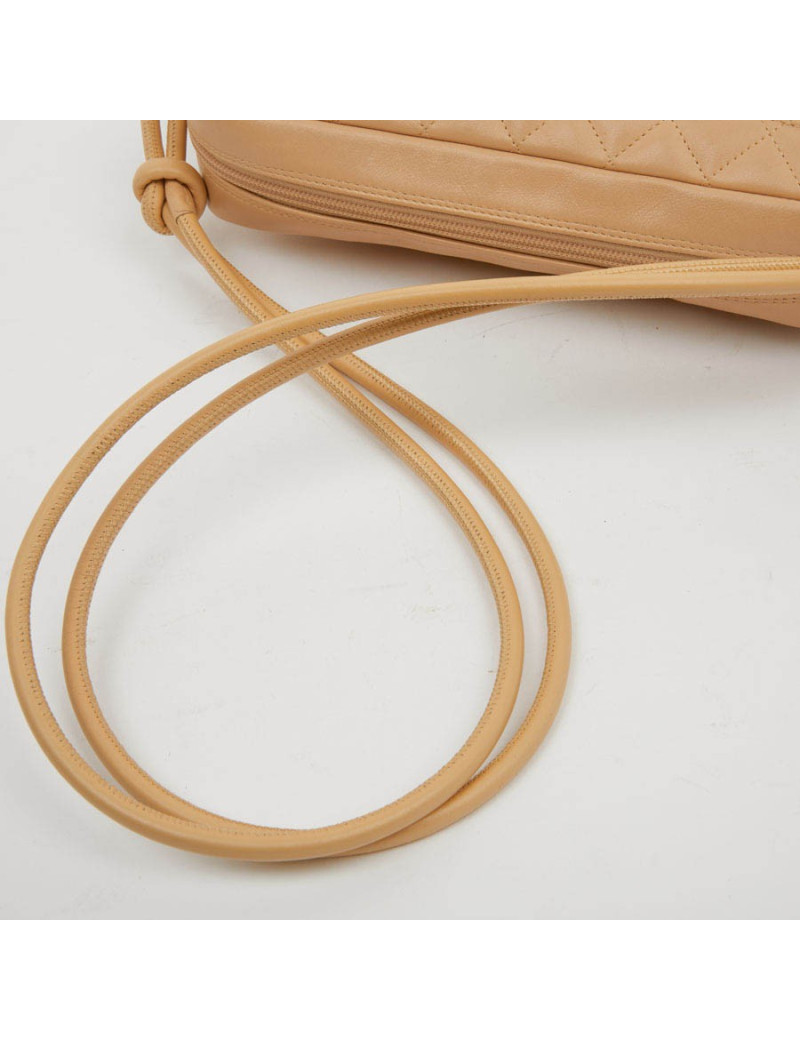 Sac caméra CHANEL cuir d'agneau beige matelassé 