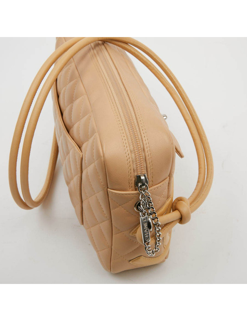 Sac caméra CHANEL cuir d'agneau beige matelassé 