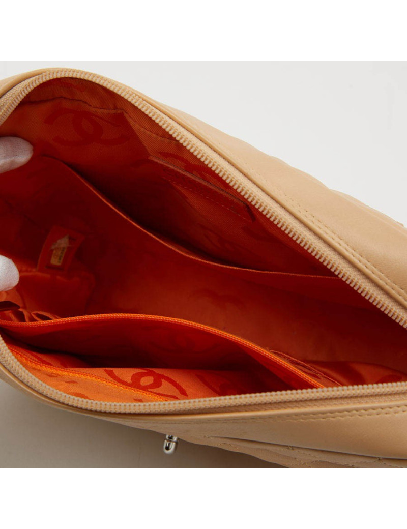 Sac caméra CHANEL cuir d'agneau beige matelassé 