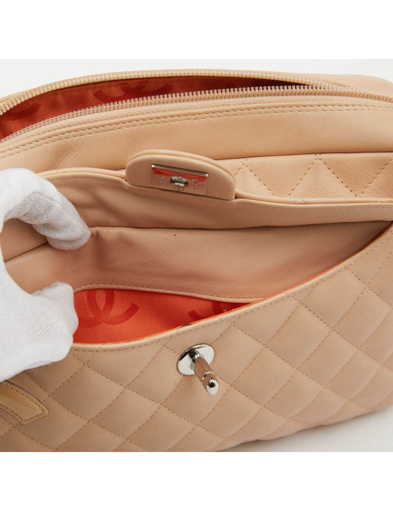 Sac caméra CHANEL cuir d'agneau beige matelassé 