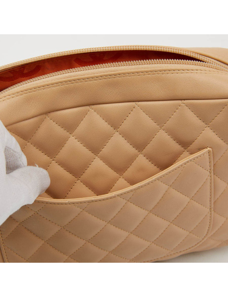 Sac caméra CHANEL cuir d'agneau beige matelassé 