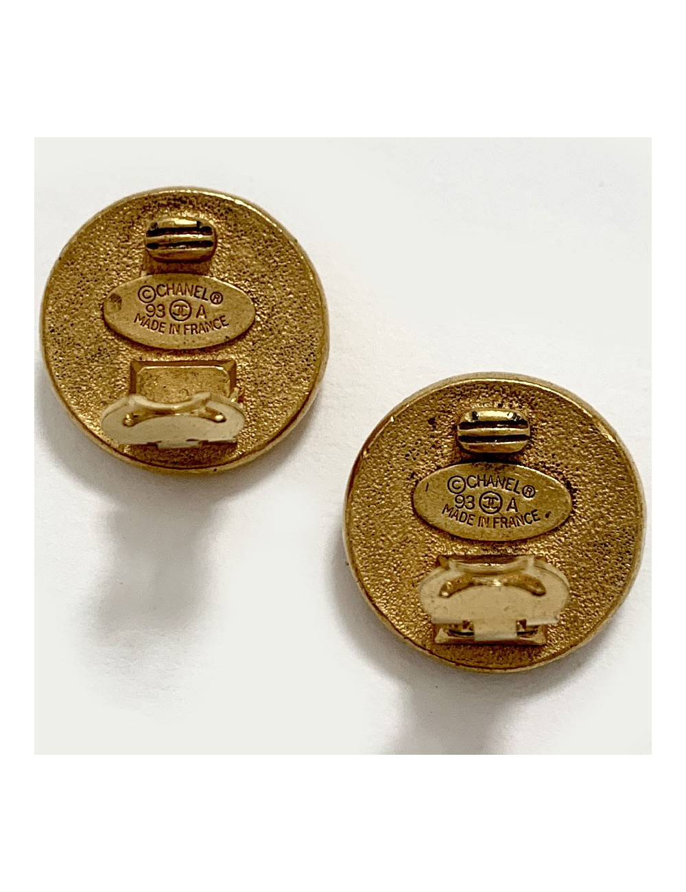 Boucles d'oreille clips CHANEL dorée et perles nnacrées