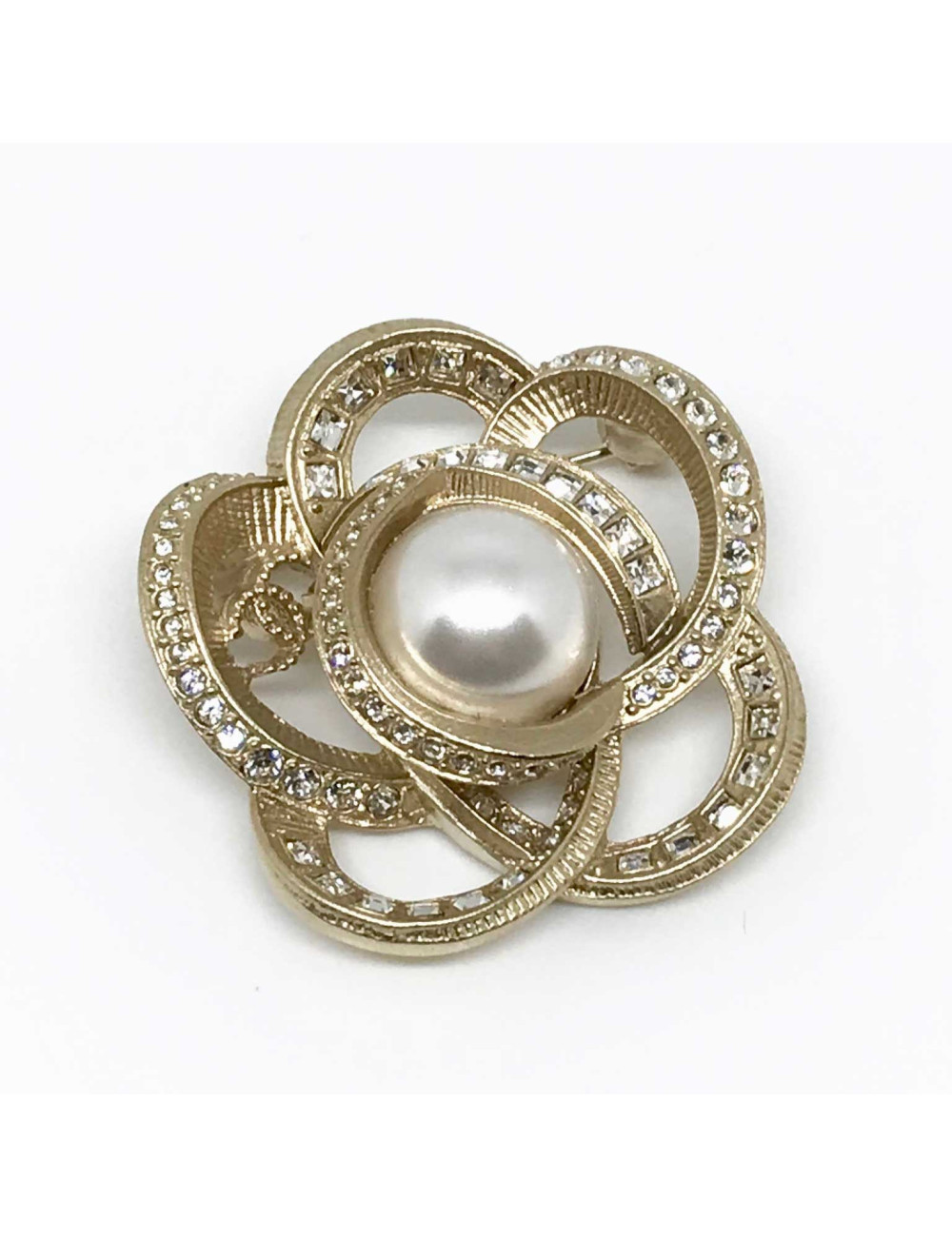 Broche CHANEL sertie de brillants et perle nacrée