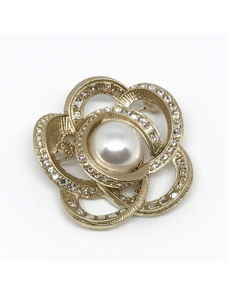 Broche CHANEL sertie de brillants et perle nacrée