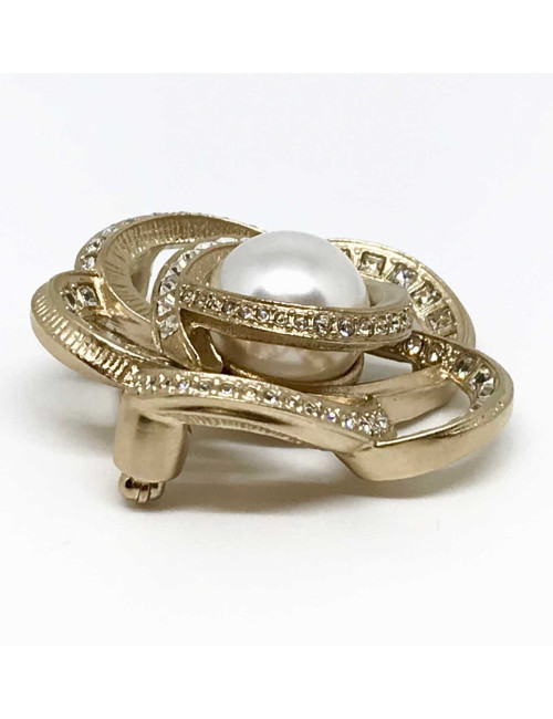 Broche CHANEL sertie de brillants et perle nacrée