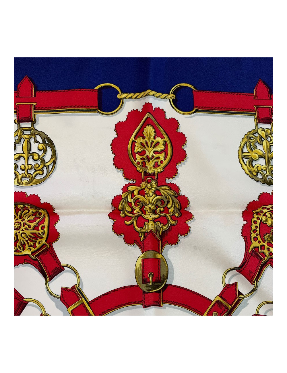 A NETTOYER Foulard Hermes rouge avec personnages 