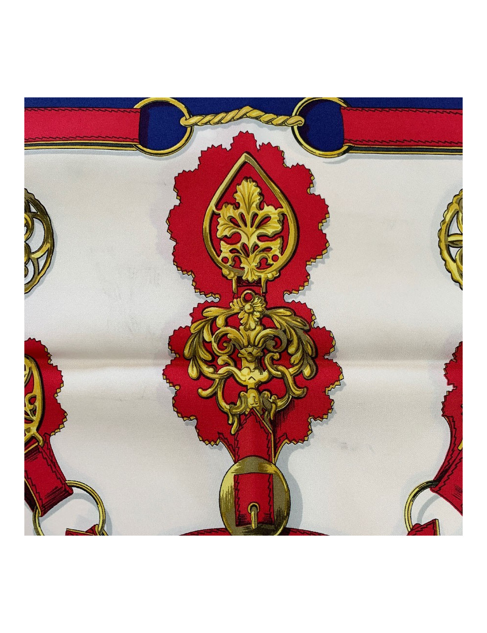 A NETTOYER Foulard Hermes rouge avec personnages 