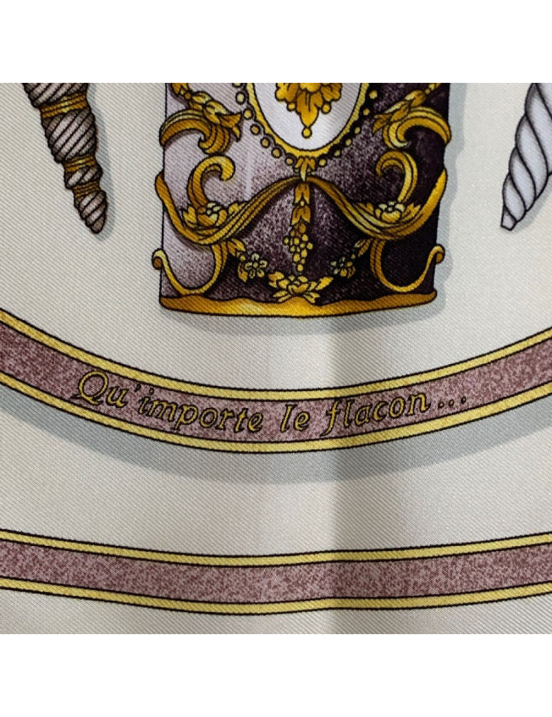 Carré HERMES 'Qu'importe le Flacon...' en soie beige