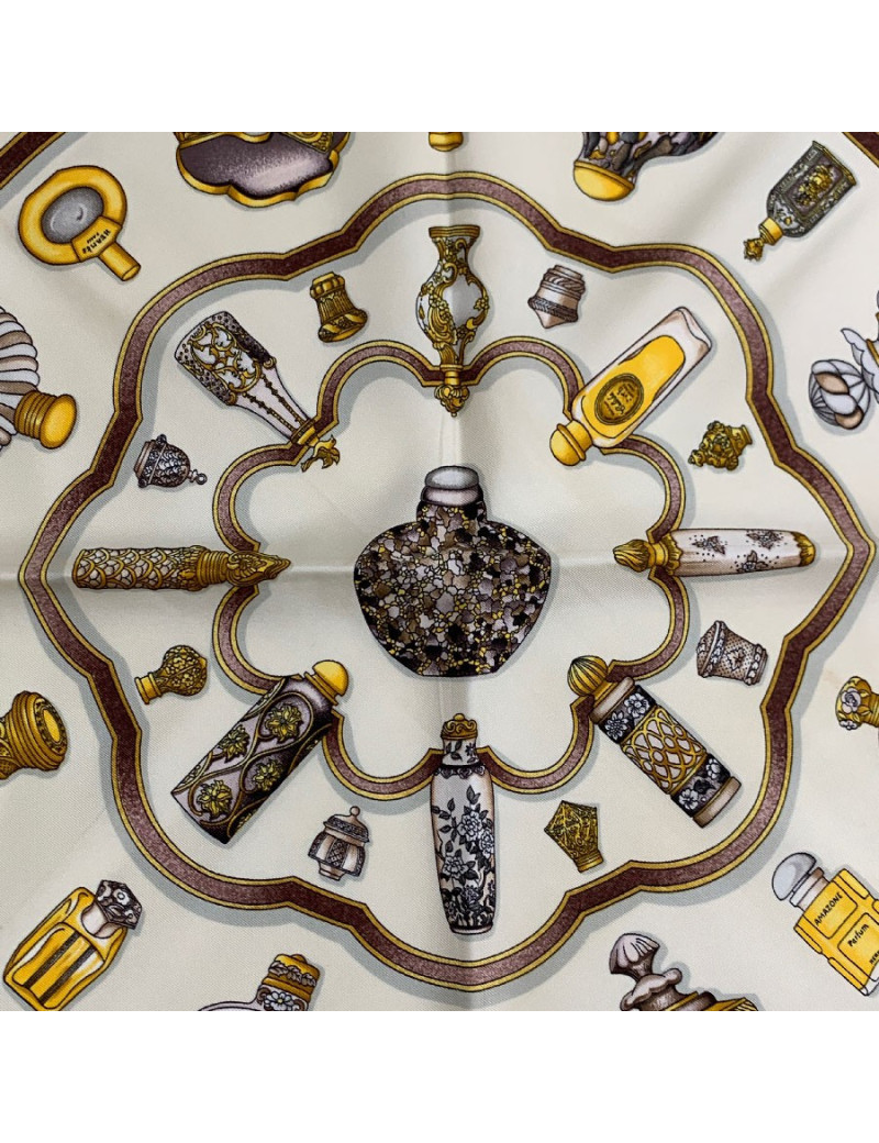 Carré HERMES 'Qu'importe le Flacon...' en soie beige