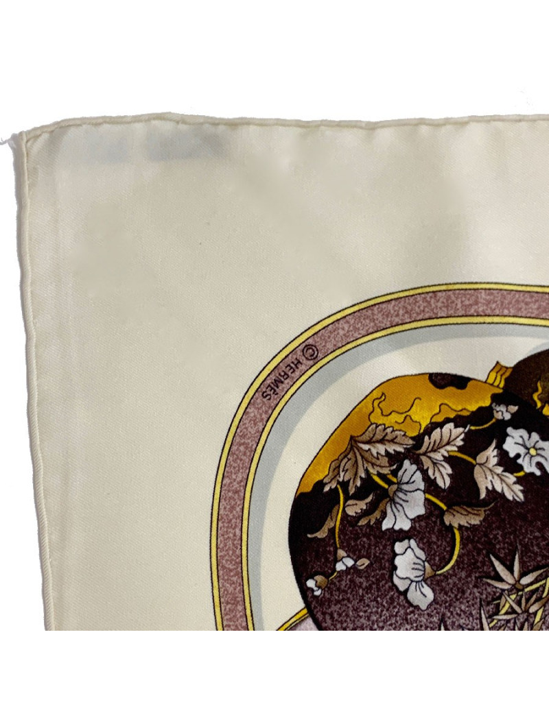 Carré HERMES 'Qu'importe le Flacon...' en soie beige