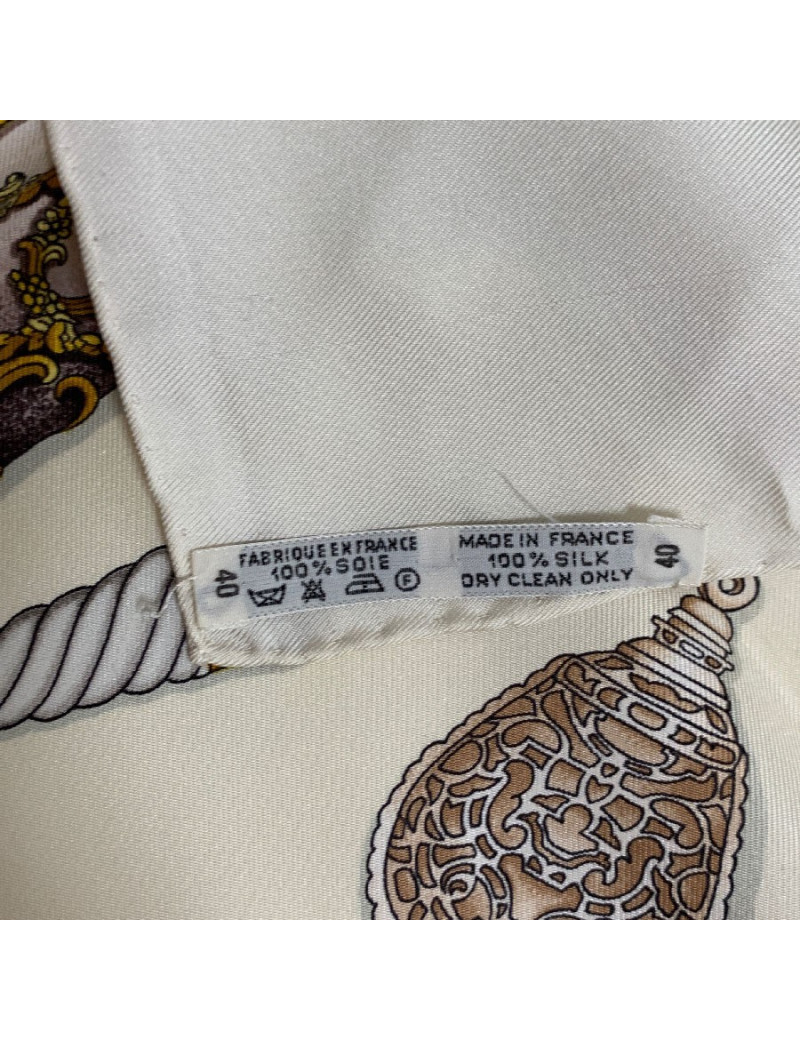 Carré HERMES 'Qu'importe le Flacon...' en soie beige