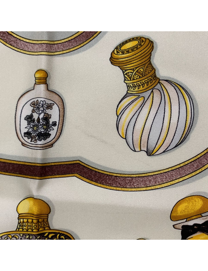 Carré HERMES 'Qu'importe le Flacon...' en soie beige