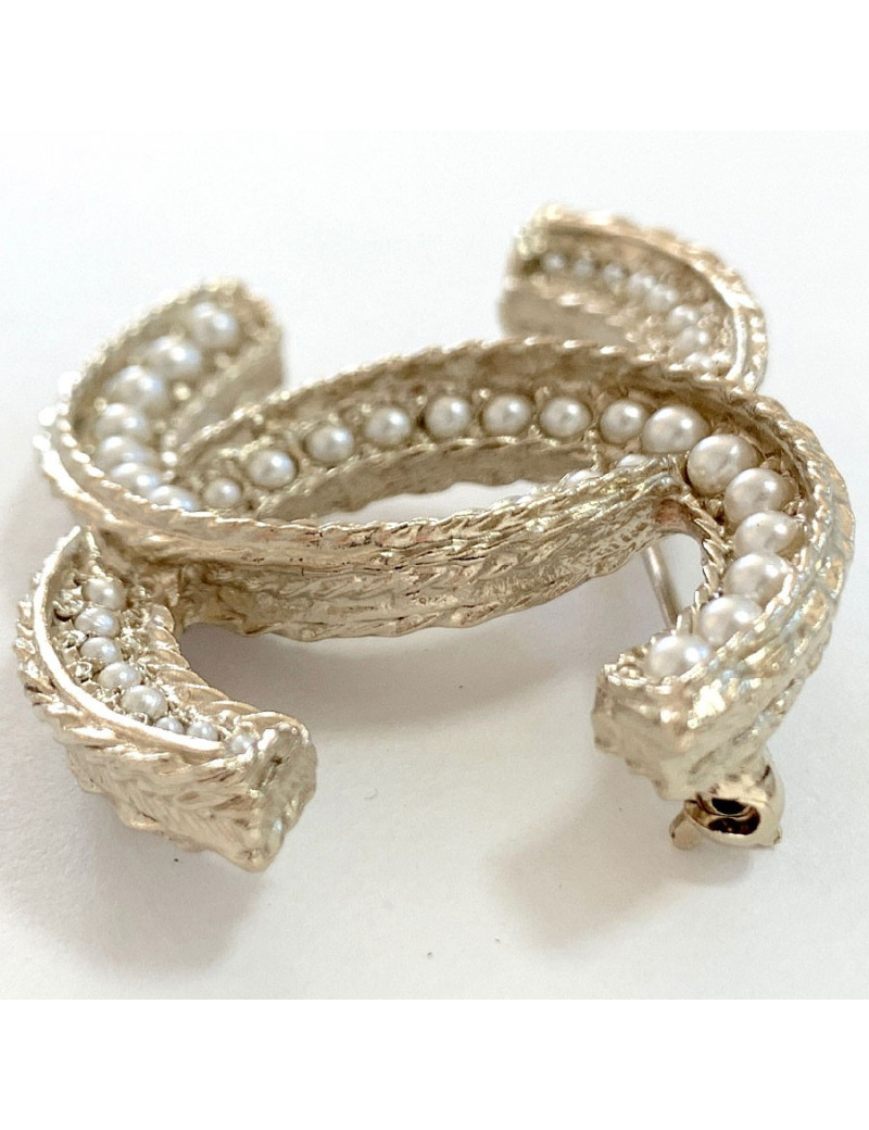 Broche CHANEL dorée et perles nacrées
