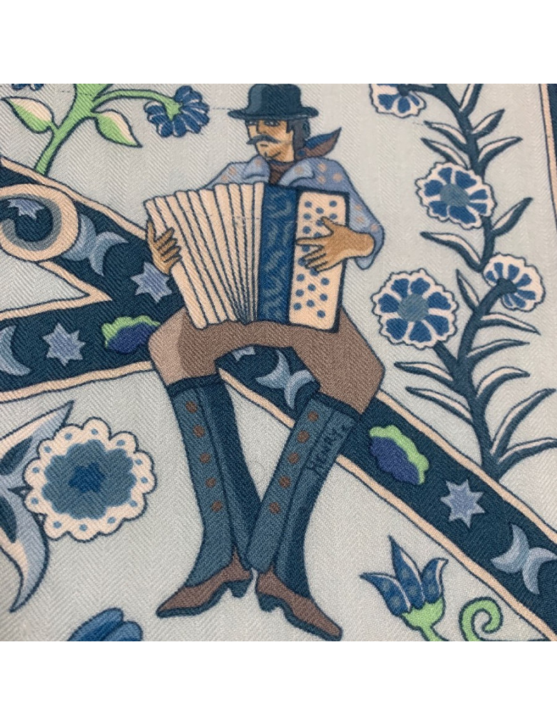 Châle HERMES 'Peuple du vent' en cachemire et soie bleue 