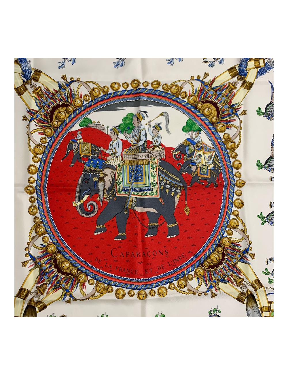 Carré HERMES "Caparaçons de la France et de l'Inde" soie 100 %