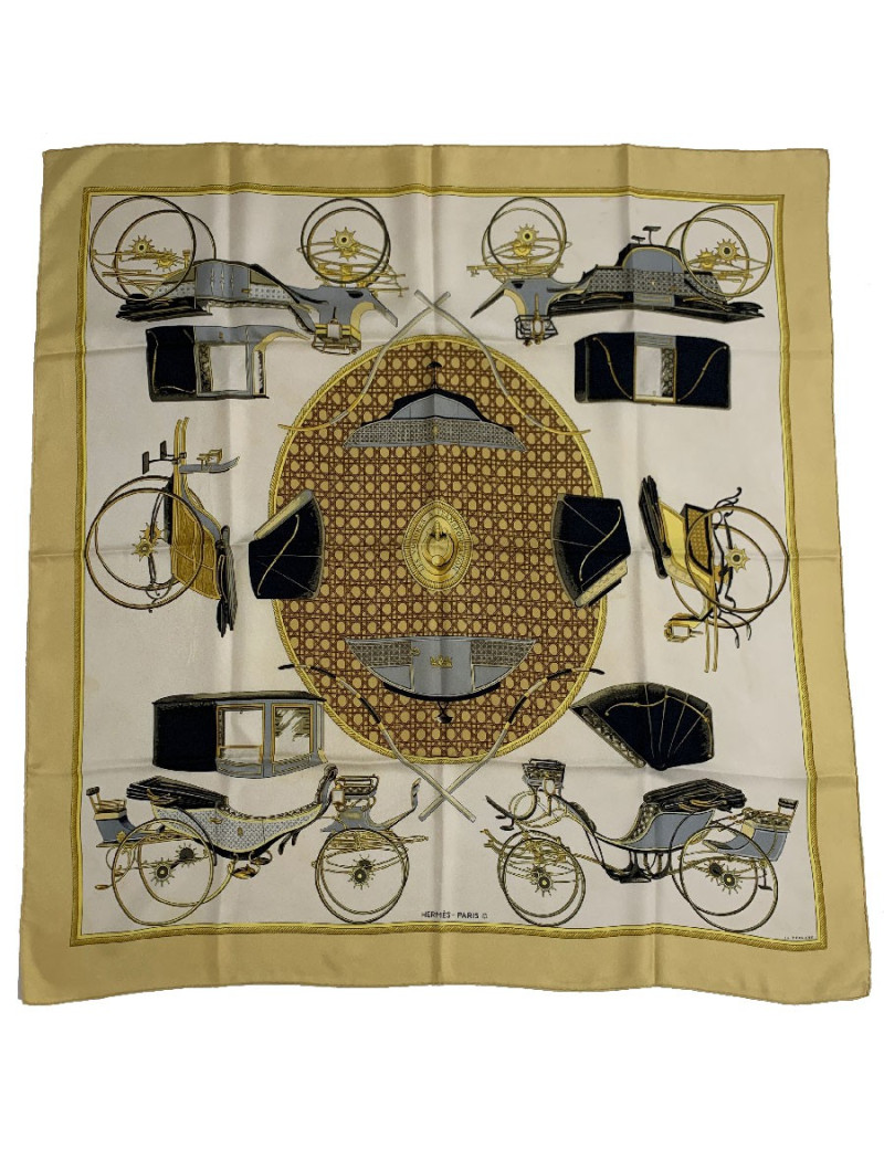 Carré HERMES Les Voitures à transformation en soie jaune et beige