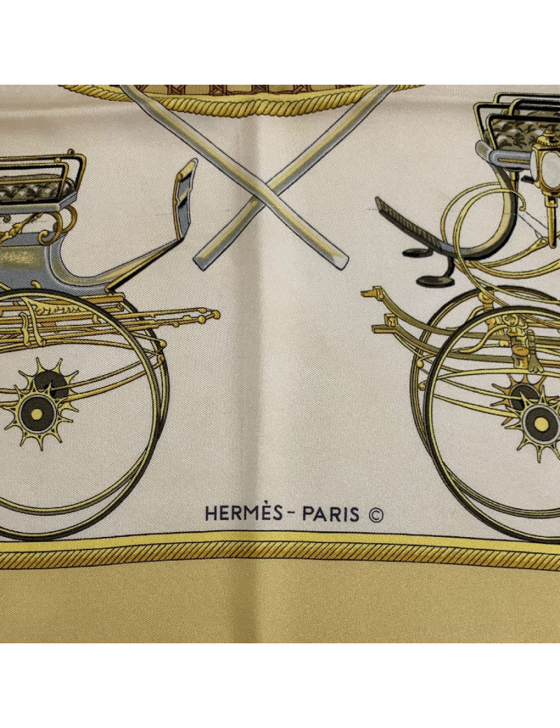 Carré HERMES Les Voitures à transformation en soie jaune et beige