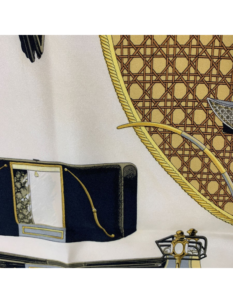 Carré HERMES Les Voitures à transformation en soie jaune et beige