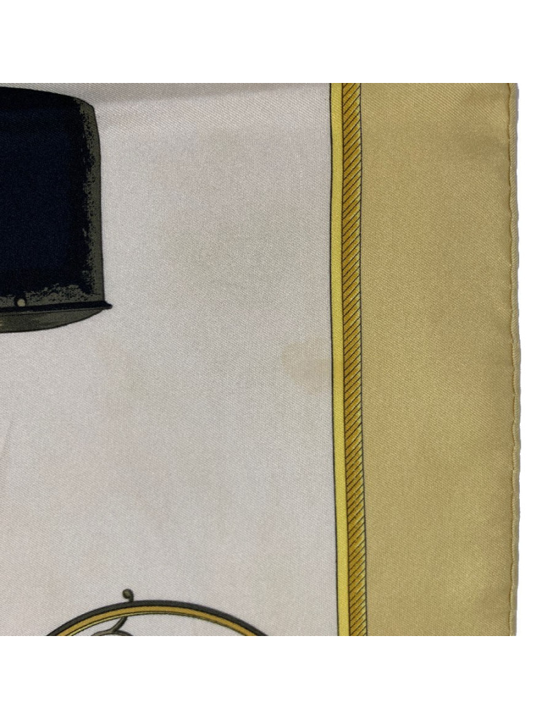 Carré HERMES Les Voitures à transformation en soie jaune et beige