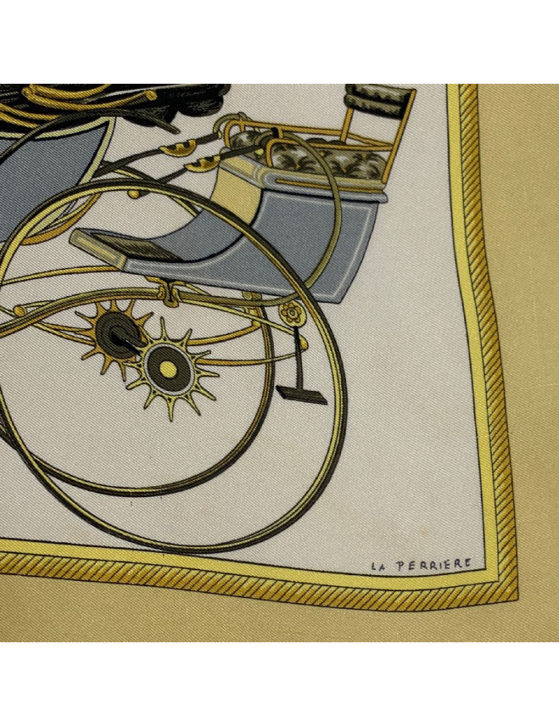 Carré HERMES Les Voitures à transformation en soie jaune et beige