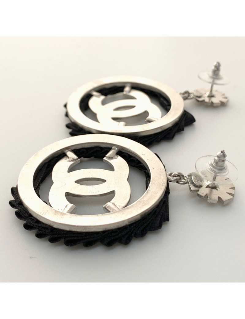 Boucles d'oreille clous CHANEL pendantes ruban noir