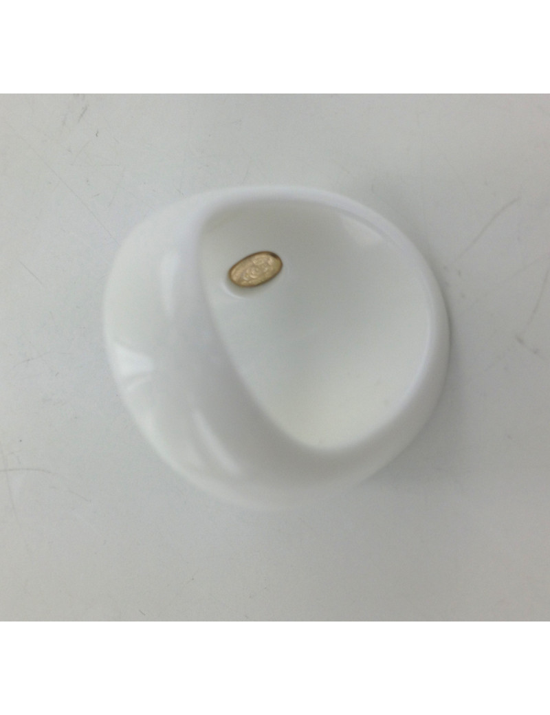 Bague CHANEL chevalière fantaisie blanche