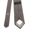  Cravate CHANEL occasion motif camélia en soie grise