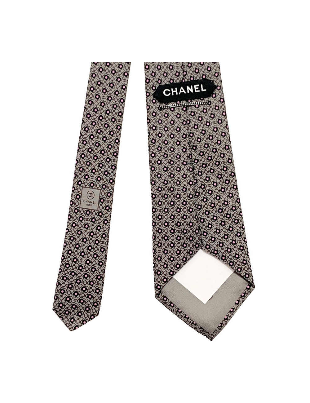  Cravate CHANEL occasion motif camélia en soie grise