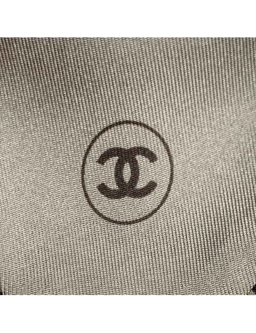  Cravate CHANEL occasion motif camélia en soie grise