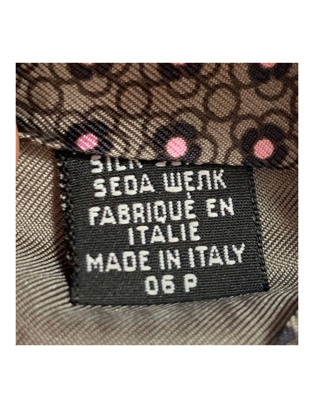  Cravate CHANEL occasion motif camélia en soie grise