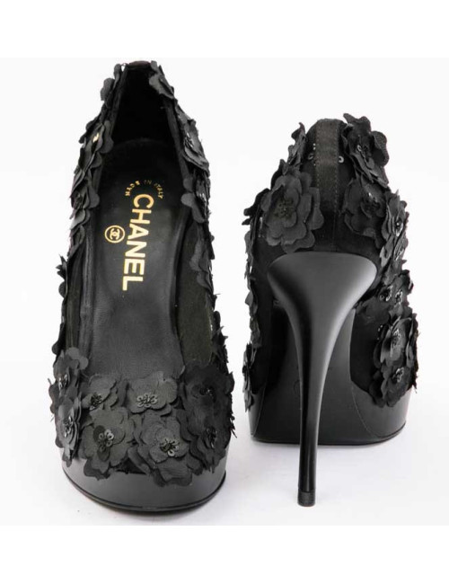 Escarpins T 37.5 CHANEL camélias noirs