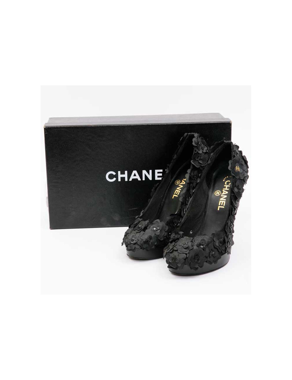 Escarpins T 37.5 CHANEL camélias noirs