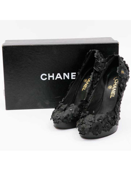 Escarpins T 37.5 CHANEL camélias noirs