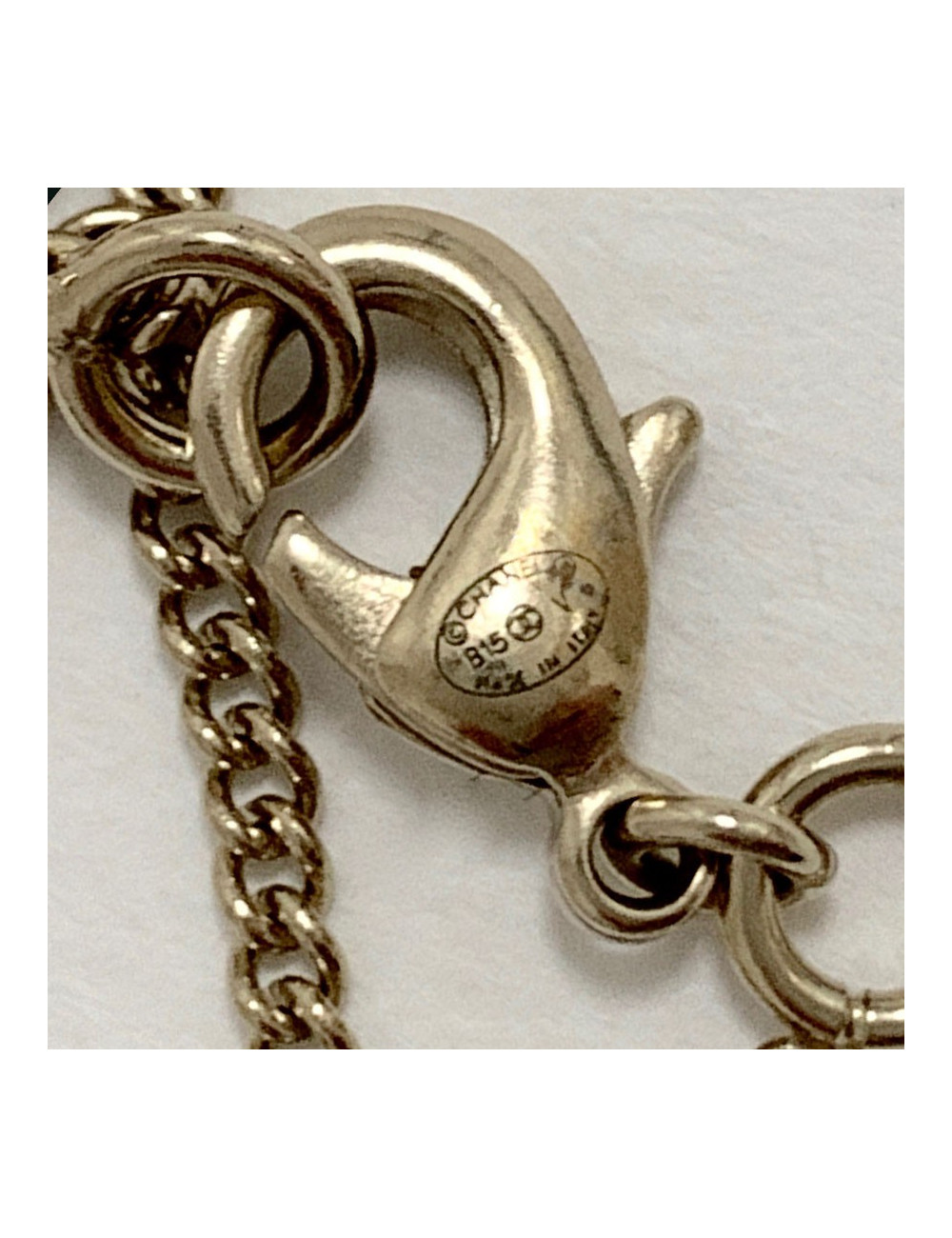 Pendentif CC CHANEL perles et strass 