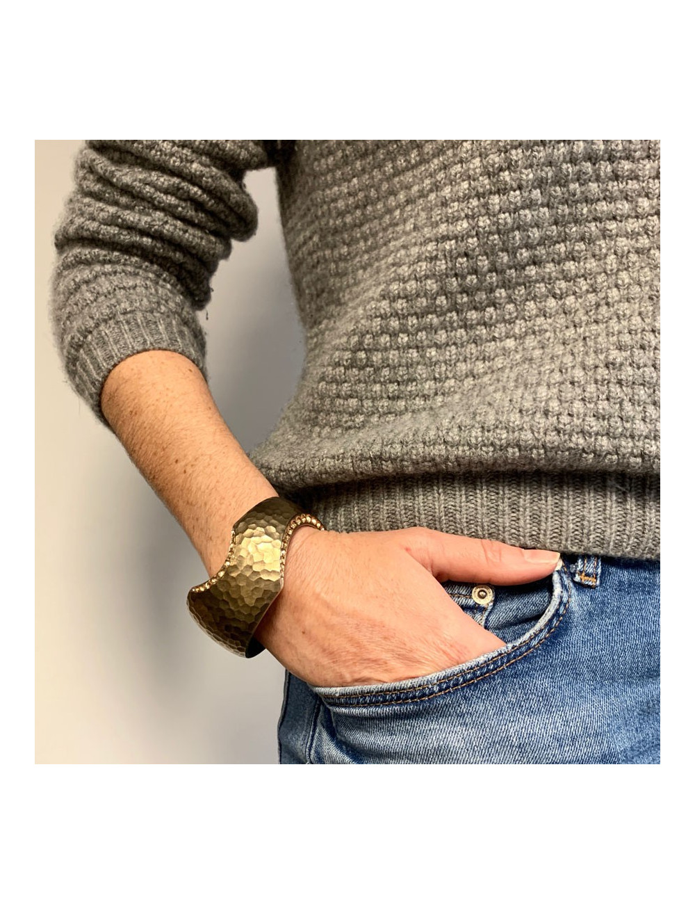 Manchette CHANEL métal doré mat martelé