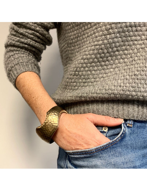 Manchette CHANEL métal doré mat martelé