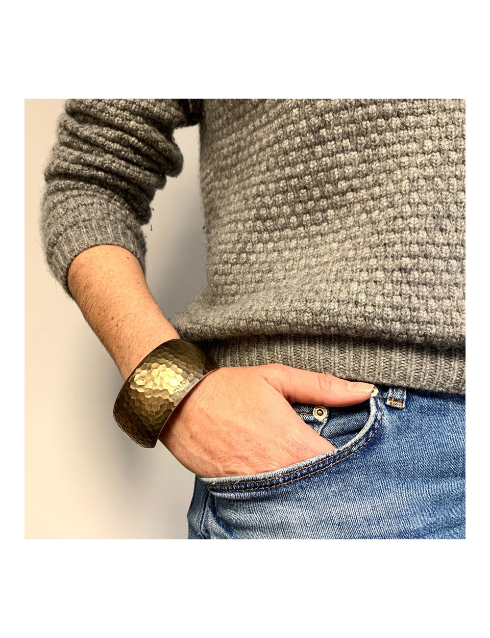 Manchette CHANEL métal doré mat martelé