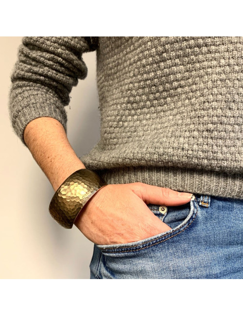 Manchette CHANEL métal doré mat martelé