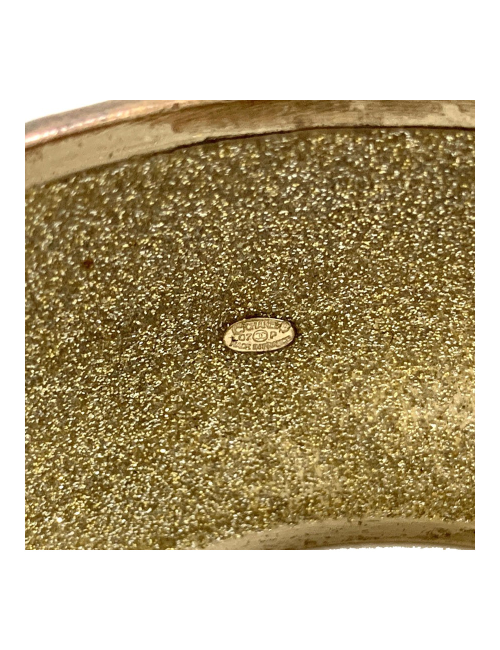 Manchette CHANEL métal doré mat martelé