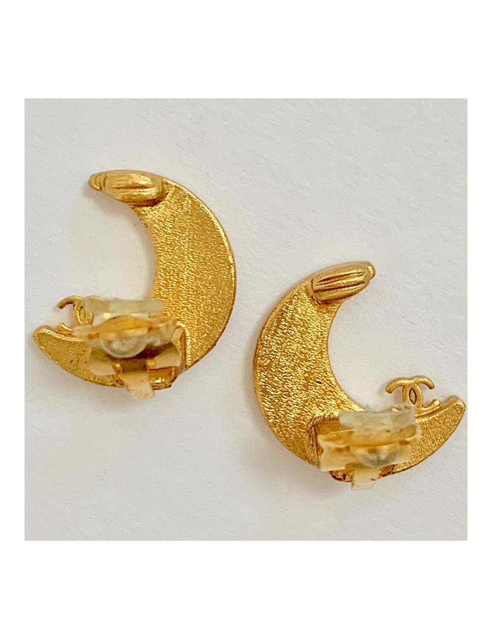 Boucles d'oreille clips CHANEL croissant de lune doré
