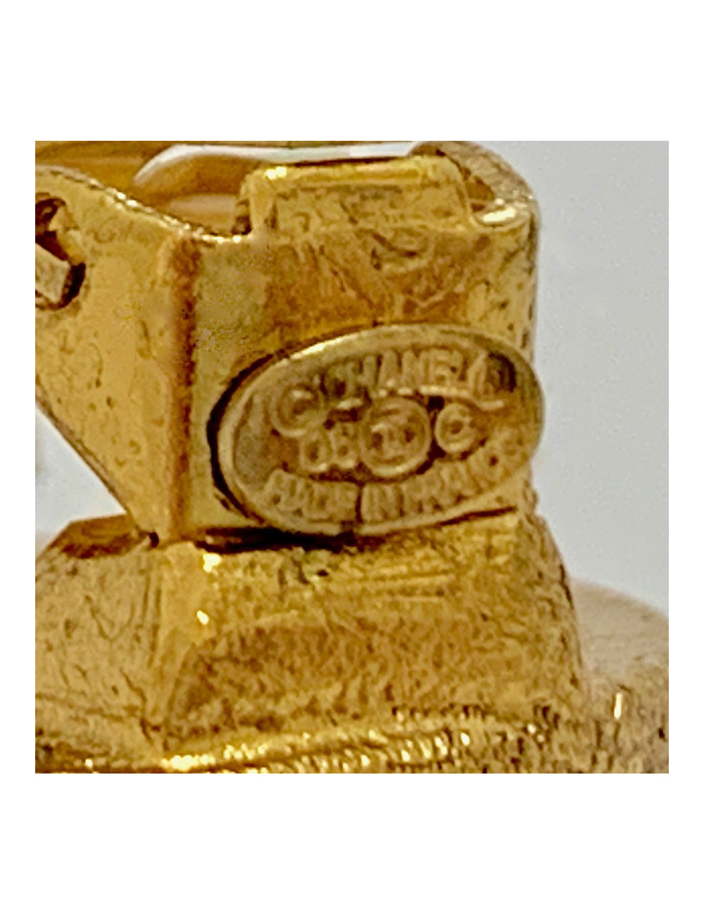 Boucles d'oreille clips CHANEL croissant de lune doré