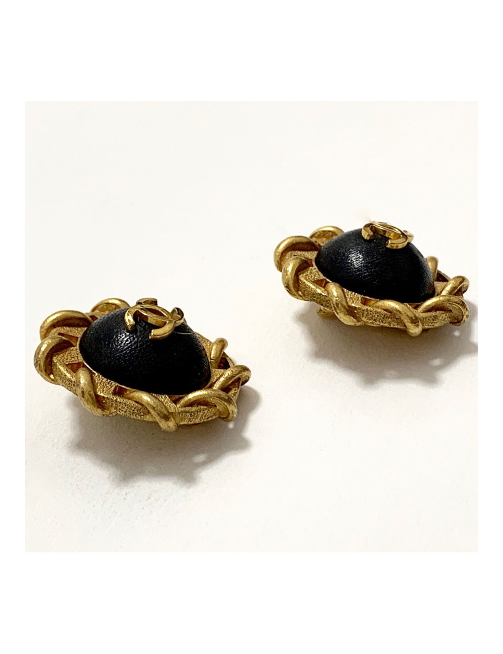 Clips CHANEL ronds cuir noir vintage