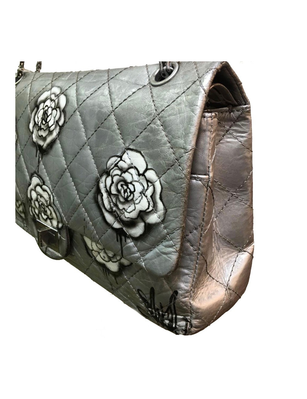 Sac 2.55 CHANEL "Black tears of camélias" cuir matelassé gris métalissé 