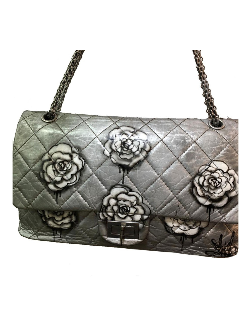 Sac 2.55 CHANEL "Black tears of camélias" cuir matelassé gris métalissé 