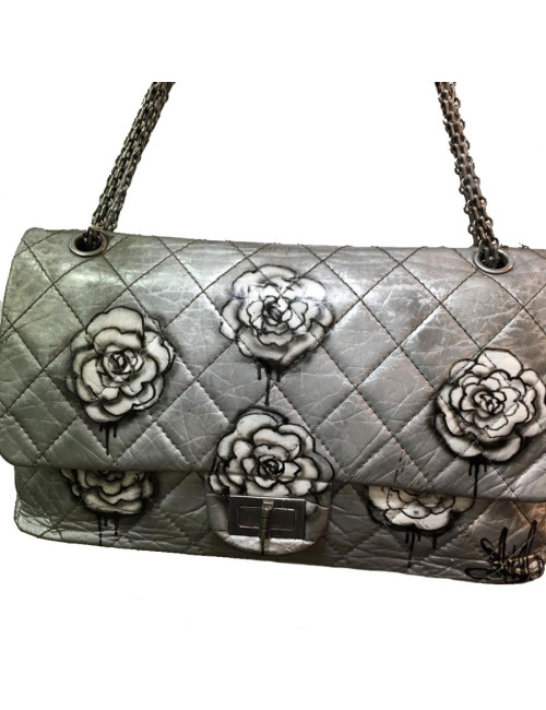 Sac 2.55 CHANEL "Black tears of camélias" cuir matelassé gris métalissé 