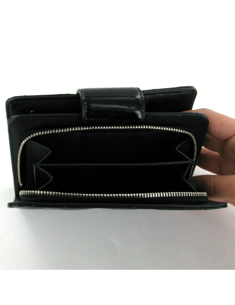Portefeuille CHANEL matelassé noir verni 