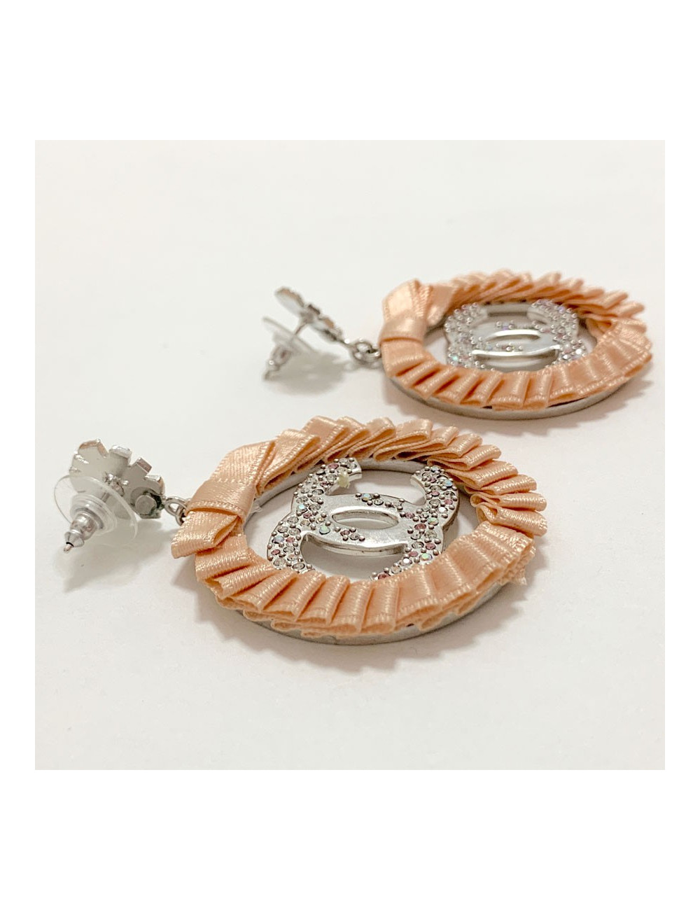 Boucles d'oreille clous CHANEL pendantes ruban rose