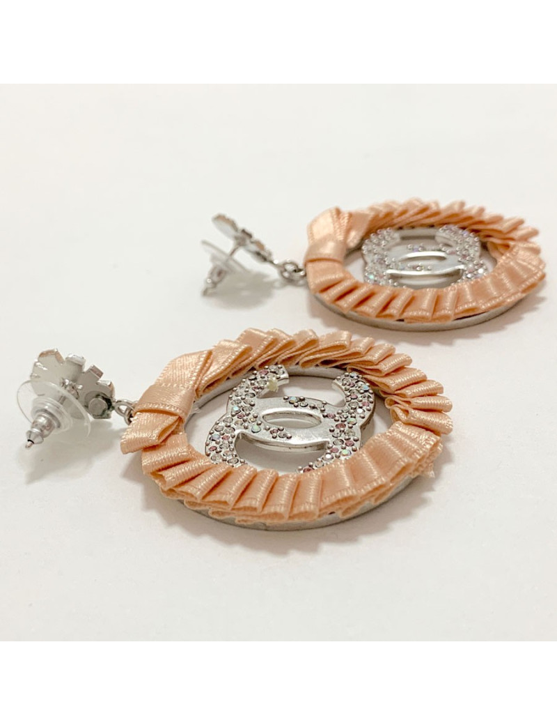 Boucles d'oreille clous CHANEL pendantes ruban rose
