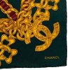 Carré CHANEL imprimé chaînes dorées en soie vert foncé 